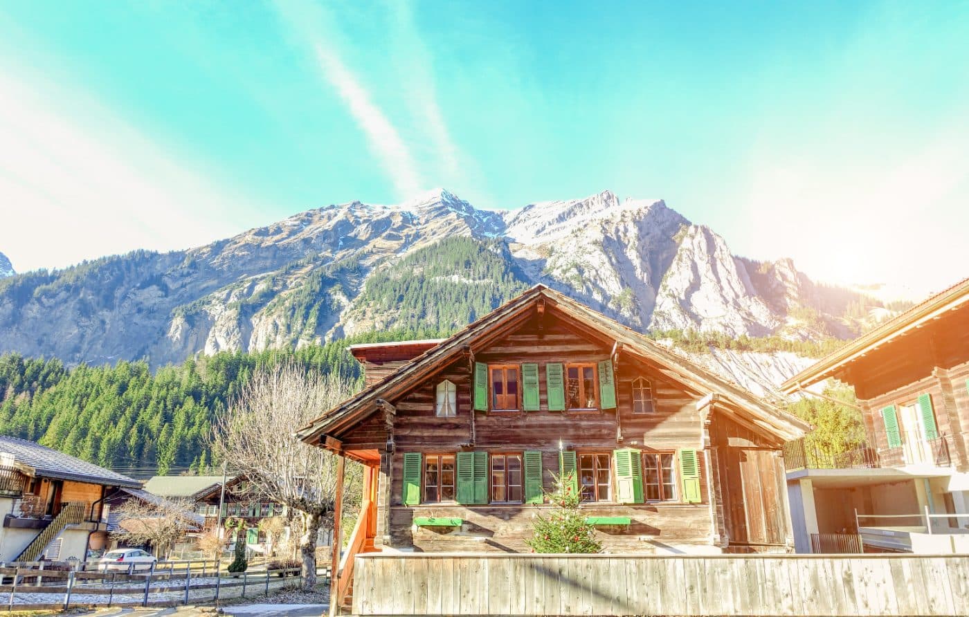 Holzchalet vor Bergkulisse