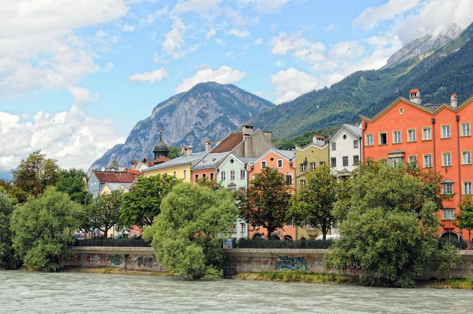 Bunte Häuserzeile am Inn in Innsbruck