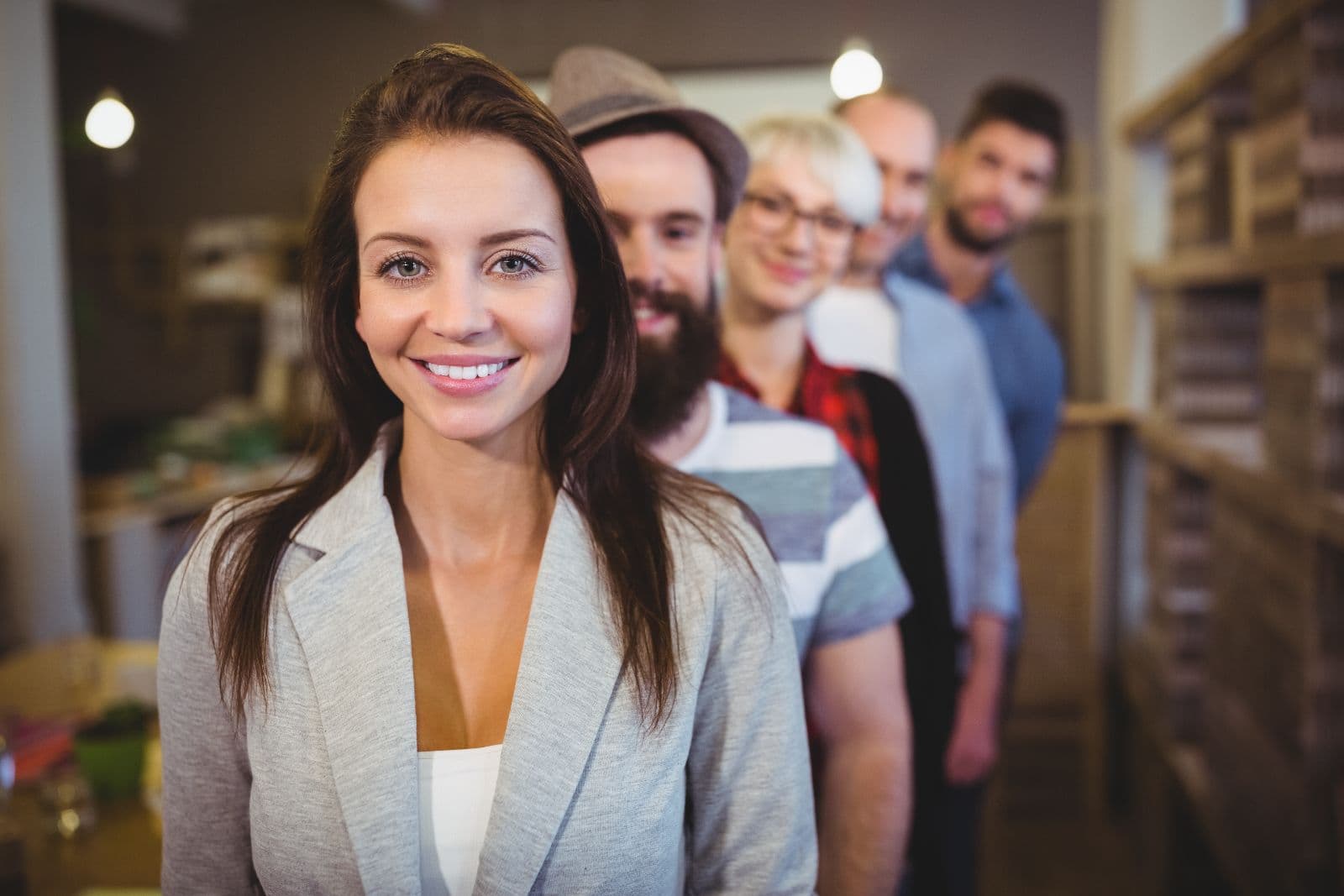 Team im Büro, Blick zur Kamera
